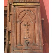 Weight box, cross on top of tree